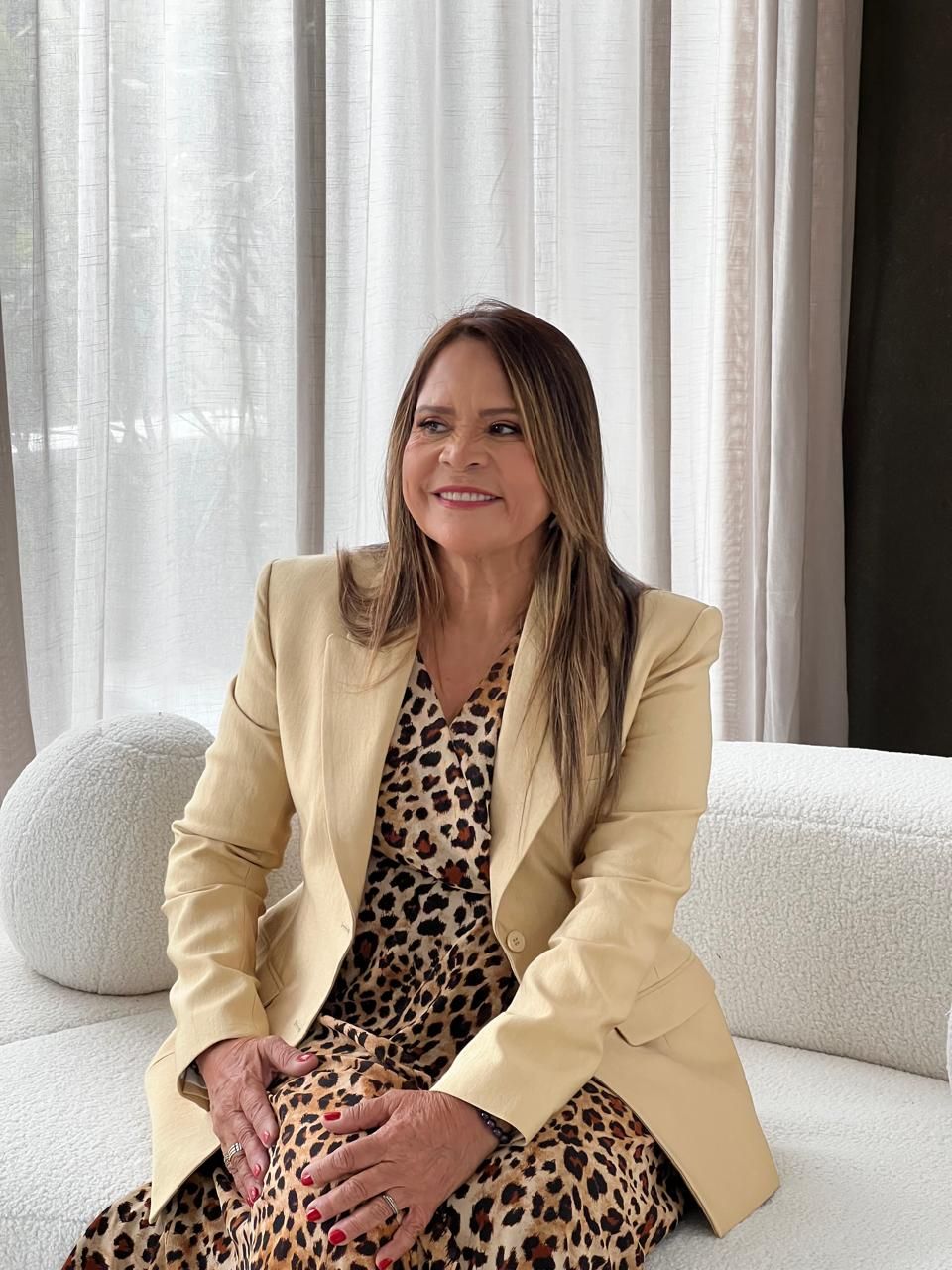 Safira Sales sentada, retrato profissional em ambiente residencial