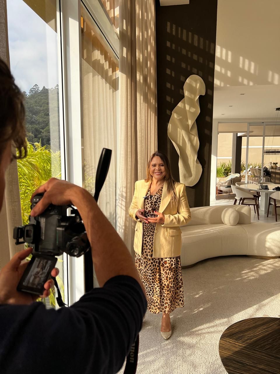 Safira Sales durante trabalho de análise em ambiente residencial